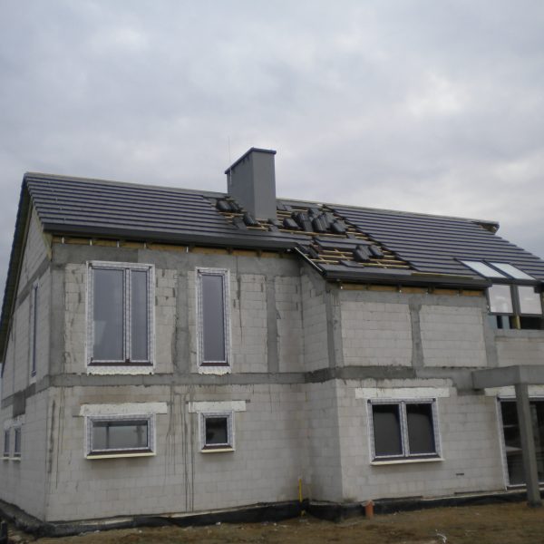 Szara glazurowana dachówka Creaton Turmalin, podkreślająca minimalistyczną architekturę.